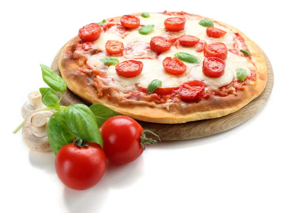 Pizza deliciosa com queijo e tomate cereja isolados em branco — Fotografia de Stock