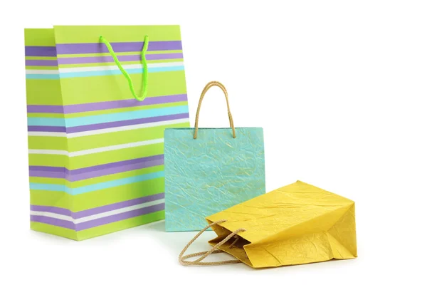 Bolsas de papel de compras coloridas aisladas en blanco — Foto de Stock