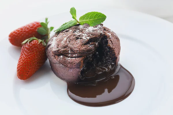 Schokoladenfondant mit Erdbeeren auf weißem Teller, Nahaufnahme — Stockfoto