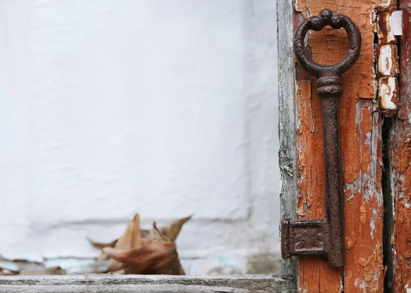 Chave velha na porta antiga de madeira close-up — Fotografia de Stock