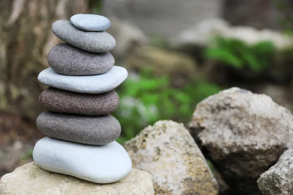 Zen taşları açık havada kaplıcaları dengeler. — Stok fotoğraf