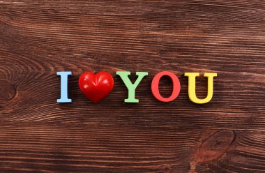 I Love You renkli harflerin yapılan yazıt