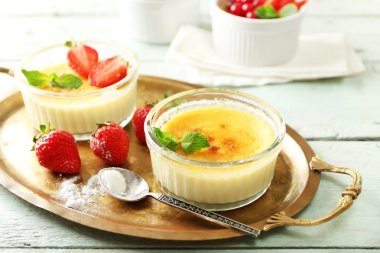 Creme brulee tatlı taze çilek ve nane yaprakları ile