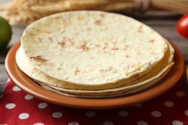 Ev yapımı kepekli un tortilla plaka üzerinde yığını