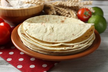 Ev yapımı kepekli un tortilla ve sebze yığını