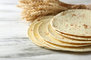 Ev yapımı kepekli un tortilla yığını