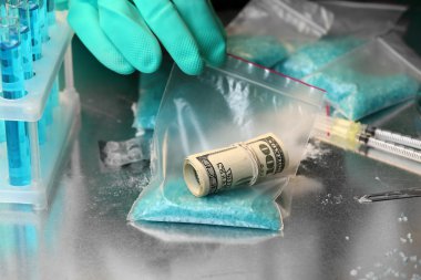 Mavi metamfetamin ve para plastik torba tutarak kimyagerler