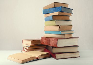 yığın gri arka plan üzerine kitabın