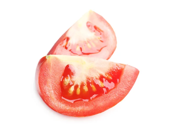 Pedaços de tomate isolados sobre branco — Fotografia de Stock