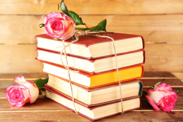 Libri legati con rose rosa — Foto Stock