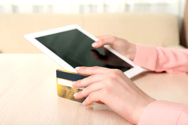 Female hands with tablet and credit card — Stock Photo, Image