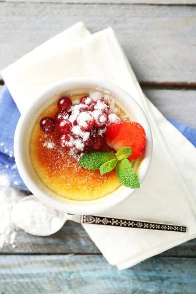 ナプキンに新鮮なイチゴ果実とクリームのブリュレ デザート — ストック写真