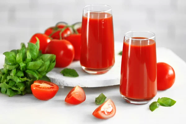 Succo di pomodoro e pomodori freschi — Foto Stock
