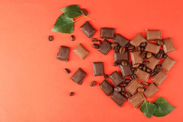 Pezzi di cioccolato con foglie verdi — Foto Stock