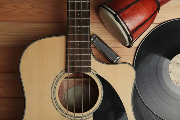 Chitarra con dischi in vinile e batteria africana — Foto Stock