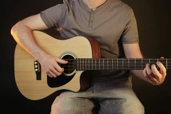 Jongeman speelt op akoestische gitaar — Stockfoto