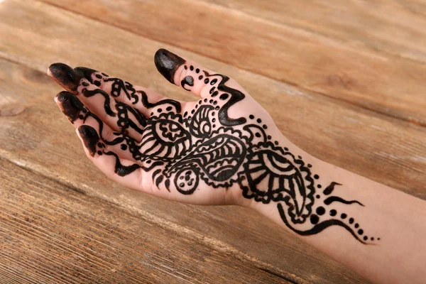 Hand mit Henna bemalt — Stockfoto