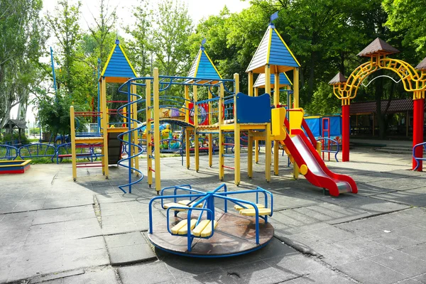 Plac zabaw w parku publicznym — Zdjęcie stockowe