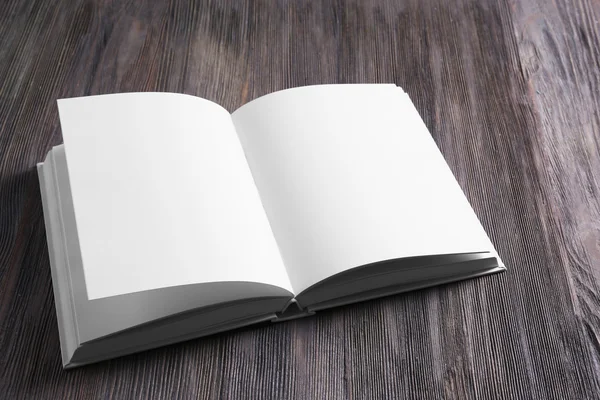 Ahşap masa boş kitap