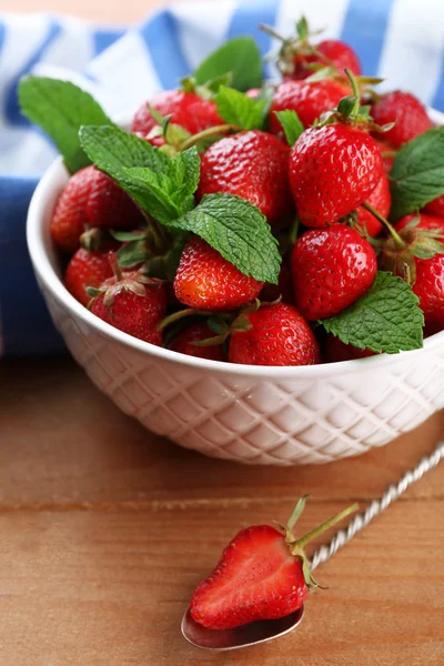 Red ripe strawberries in bowl — Stock Photo, Image
