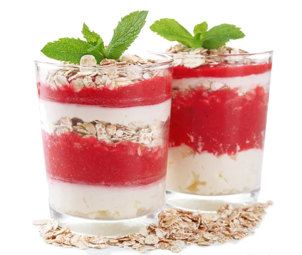 Dessert avec fraise fraîche, crème et granola — Photo