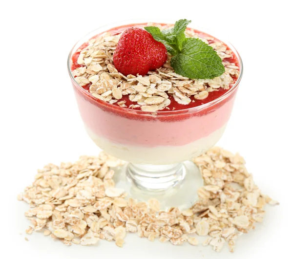 Postre con fresa fresca, crema y granola — Foto de Stock