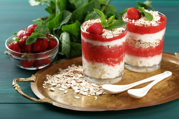 Dessert met verse aardbeien, room en muesli — Stockfoto