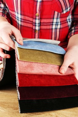 Tablo renkli doku artıkları yakın çekim kadın seçer