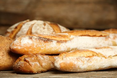 eski ahşap masa üzerinde farklı taze ekmek