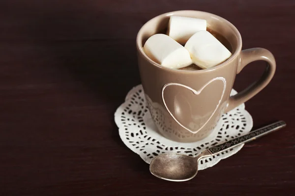 Copo de cacau com marshmallows na cor de fundo de mesa de madeira — Fotografia de Stock