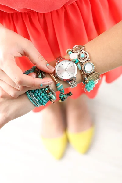 Стильные браслеты и часы на женской руке вид сверху — стоковое фото