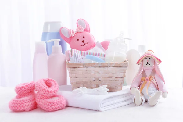 Baby accessoires op tafel op lichte achtergrond — Stockfoto