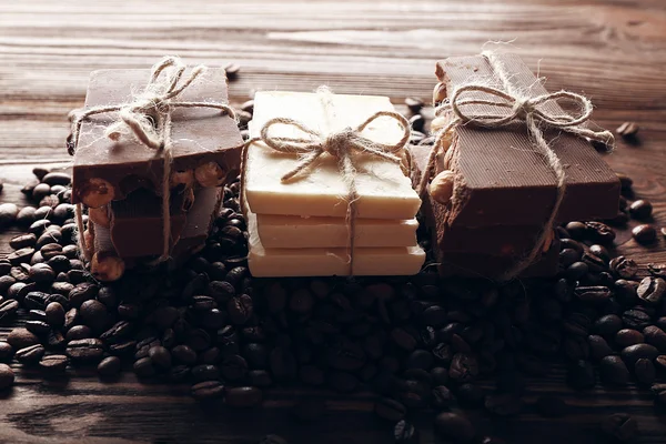 Stos wiązanej czekolady z ziaren kawy na drewnianym stole, zbliżenie — Zdjęcie stockowe