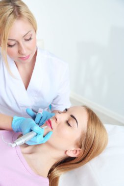 dudaklarından kalıcı uygulama güzellik uzmanı makyaj