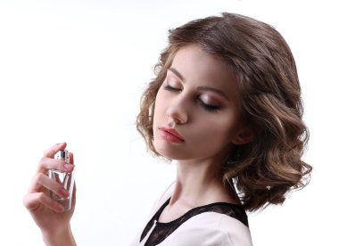 parfüm şişesi üzerinde beyaz izole olan güzel kadın