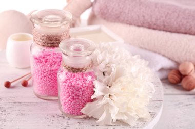 ahşap masa, closeup üzerinde renk spa deniz tuzu ile cam şişe