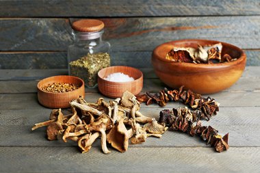 mantar ile baharat ahşap arka plan üzerinde kurutulmuş