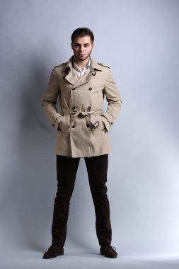 ceket gri arka plan üzerinde genç adam