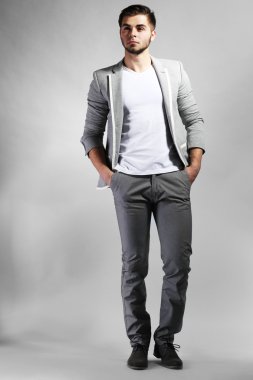 gri zemin üzerine genç adam