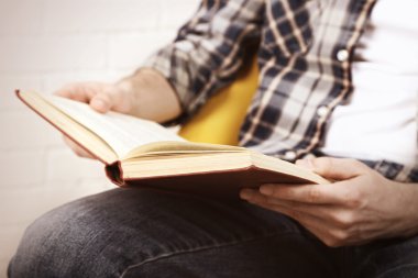 genç adam, yakın çekim, üzerinde kitap açık renkli okuma
