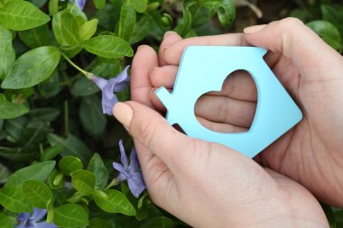 oyuncak ev açık havada tutan eller