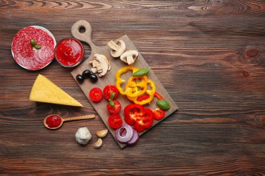 ahşap masa, üstten görünüm üzerinde pizza yemek pişirmek için malzemeler