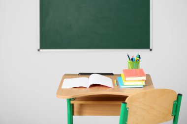 ileti örneği ve yazı tahtası arka plan üzerinde sınıfta sandalye ile ahşap masa