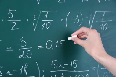 el yazma formüllere blackboard tebeşir ile yakın çekim