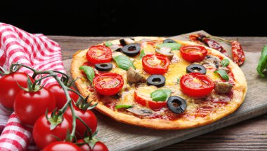 sebze ve fesleğen siyah arka plan üzerine lezzetli pizza