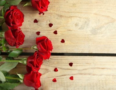 eski ahşap masa üzerinde güzel kırmızı gül
