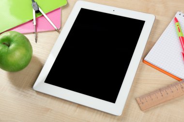 ahşap masa, closeup Tablet ve okul malzemeleri