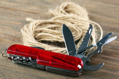 Çakı ile ahşap masa ipe yakın çekim