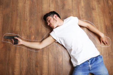 suç mahalli simülasyon, silah yerde yatan genç adam