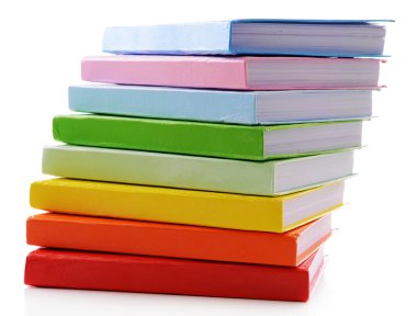 Beyaza izole edilmiş renkli kitap yığını